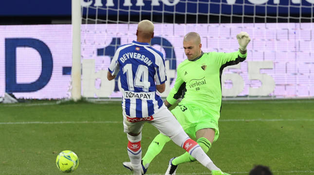 Osasuna se quedó con diez tras la justa expulsión de Rubén Martínez. Era el minuto 7 y el portero derribó a Deyverson en una clara ocasión de gol. Entonces entró el VAR para comprobar si el delantero estaba en fuera de juego, lo que hubiese invalidado la roja. Era posición correcta. fOTO: BUXENS