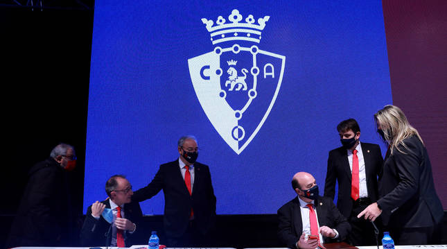 Foto de Sabalza, Ardanaz, Medro, Yániz, Iso y Muniáin, antes de comenzar la asamblea de Osasuna.