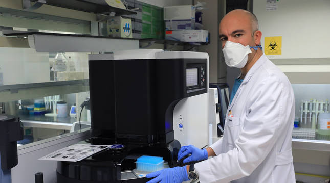 Foto del farmaceútico Gabriel Reina González, en uno de los laboratorios de análisis de muestras.