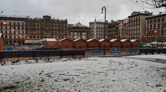 Foto de nieve en la Plaza del Castillo de Pamplona.