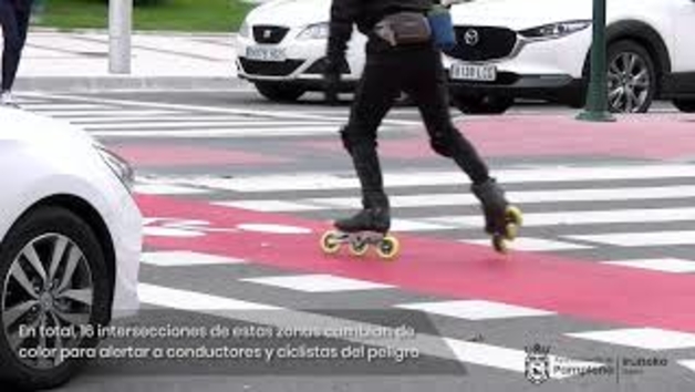 Vídeo | Señalización en color rojo de los espacios de obligada coexistencia entre coches y bicicletas