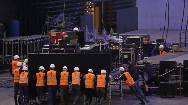 Operarios realizan el montaje de un escenario para un espectáculo en el Navarra Arena en 2019.
