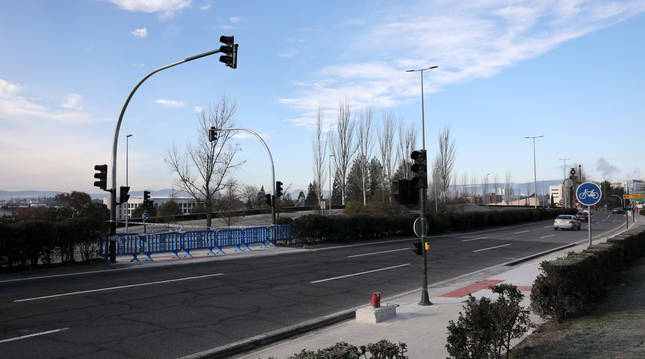 Foto del grupo semafórico ya instalado. Resta la señalización horizontal y habilitar el acceso desde la zona verde.