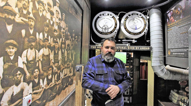 Foto de Juan José Marcos, con los tanques de cerveza de The House Beer de la calle Marqués de Rozalejo, en el primer Ensanche de Pamplona.
