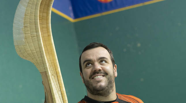 Foto de Israel Asiáin, jugador de cesta punta.