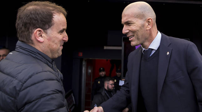 Jagoba Arrasate y Zinedine Zidane se saludan antes del Osasuna-Real Madrid de la pasada campaña.