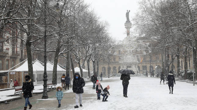 El paseo Sarasate de Pamplona cambió ayer su fisonomía, teñida de blanco por el paso de la borrasca Filomena.