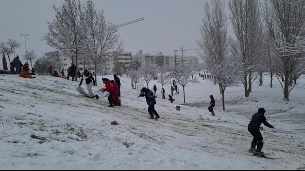 Niños de Tudela disfrutan de la nieve en el Parque del Queiles