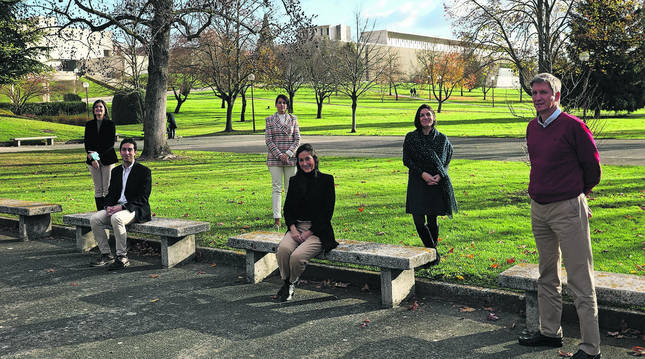 De izda a dcha: Sonia Rivas (profesora de la Facultad de Psicología), Álvaro Balaguer (profesor Psicología), Marta Vidaurreta (ayudante doctor Enfermería), Maider Belintxon (ayudante doctor Enfermería), María Calatrava (ICS) y Alfonso Osorio de Rebellón (profesor Psicología).