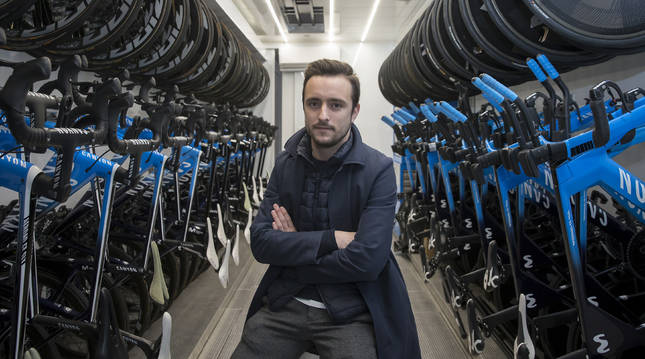 Sebastián Unzué, en uno de los camiones taller del equipo Movistar Team en la nave que el equipo tiene en el valle de Egüés.