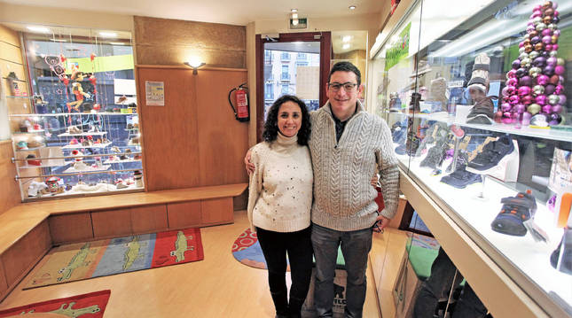 Cristina García Linarejos y su marido Patxi Pérez Artieda. en el interior del establecimiento al que lleva ligado la familia desde 1983.