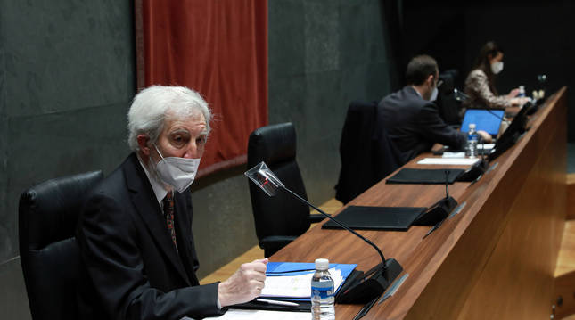 Imagen de un momento de la comparecencia del presidente del Consejo de Transparencia en Navarra.