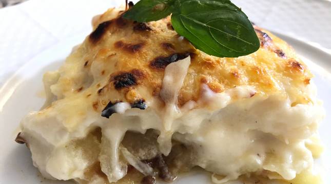 Este bacalao gratinado con patata es una de las tres recetas calóricas y deliciosas de hoy.