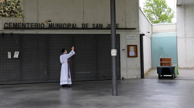 Responso solitario en los momentos más duros de la pandemia en el cementerio de Pamplona.