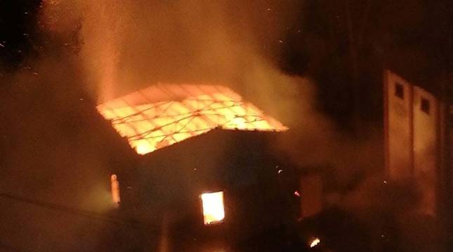 Vídeo del incendio de la antigua harinera de Miluce