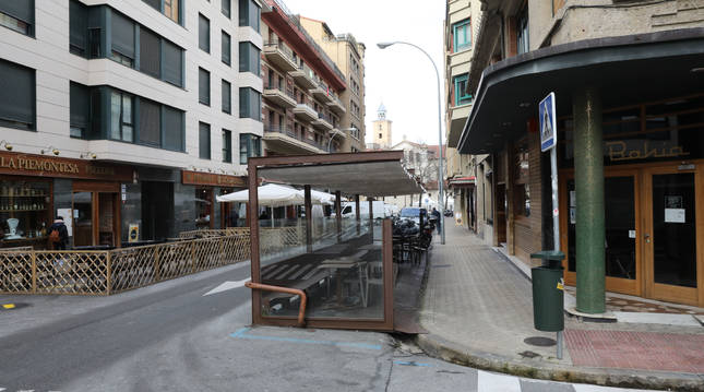 El Bahía y La Piamontesa, con sus amplias terrazas en la calle García Castañón, semipeatonalizada.