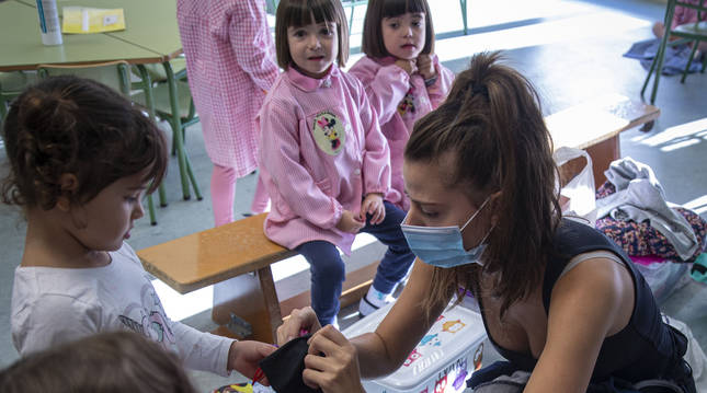 Alumnos de educación Infantil en el primer día de clase de este curso en el Colegio Público San Miguel de Noáin. La nueva normativa de admisión ha retrasado el proceso de preinscripción que se hacía en febrero.