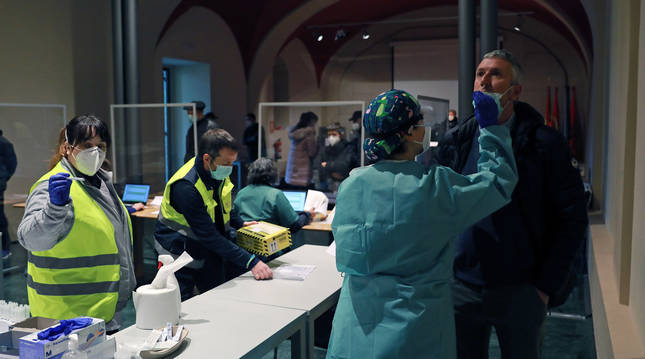 Una decena de sanitarios se encargaron de llevar a cabo el cribado de Lumbier.