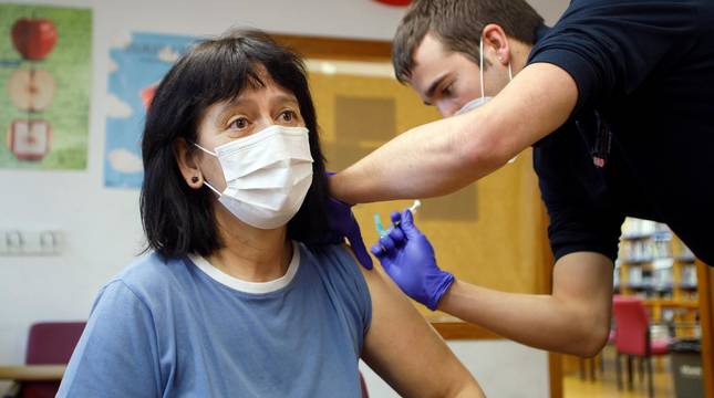 Comienzo de la vacunación a sanitarios y grandes dependientes en Navarra