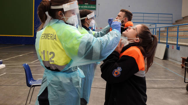 Foto de Nahikari García y Susana Orona realizan el test a Iosune López de Eguilaz y a Adrián López López.