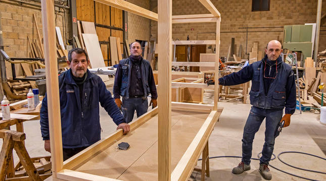 Foto de los hermanos Juan Mari, Francisco Javier y Fernando, en su carpintería familiar de Arizala.