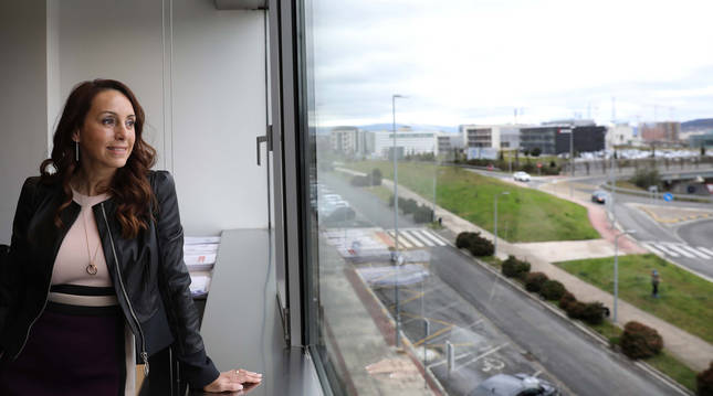 Foto del despacho de Mar González Paredes con vistas a la Ciudad de la Innovación.