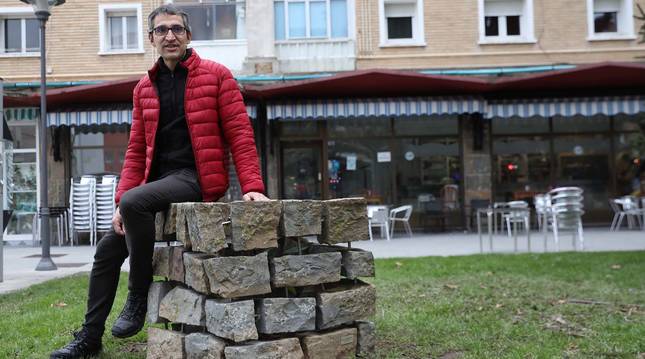Joseba Lekuona, con la escultura que hizo para la Txantrea, un cúmulo de rocas formando un cubo torsionado.