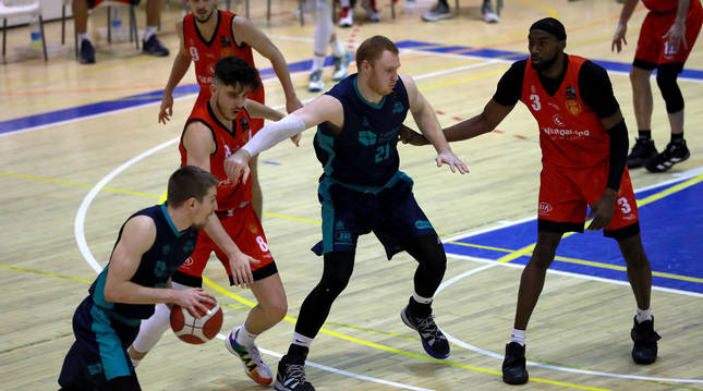 Foto del partido entre Basket Navarra y Hestia Menorca de LEB Plata.