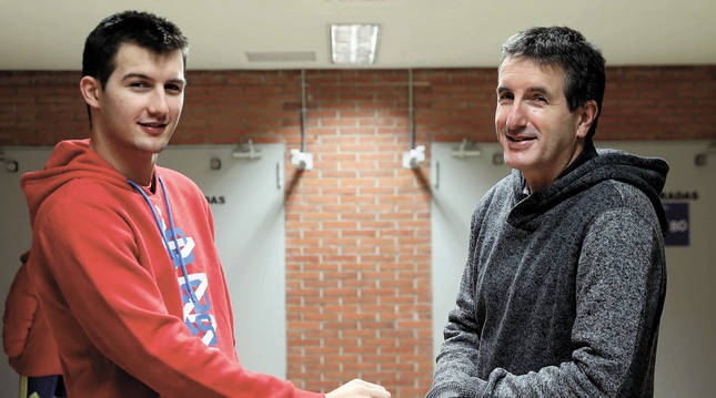 Foto de Iñigo Elizari y su padre, Miguel Ángel, posan en el Polideportivo de la Universidad de Navarra.