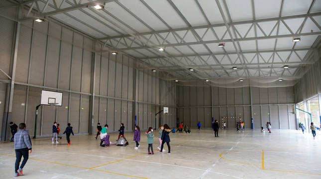 Foto de patio cubierto y pista deportiva del colegio Doña Mayor, donde arriba, se aprecia la red colocada.