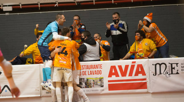 Foto de los jugadores del Aspil-Jumpers celebran uno de los goles ante el Antequera en Tudela.