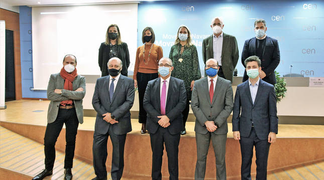 Foto de Maite Ruiz, Amaya Sanz y Elena Sarasa; el secretario general del Tribunal Laboral de Navarra, Alberto Pascual; y el presidente de Ceat Navarra, Danny Imízcoz. Abajo, Guillermo L. Barrios, catedrático de Derecho del Trabajo; Joaquín Gálvez, presidente del TSJN; Enrique Maya, alcalde de Pamplona; Carlos Fernández Valdivielso, secretario general de la CEN; y Javier Zubicoa, director de Trabajo del Gobierno de Navarra.