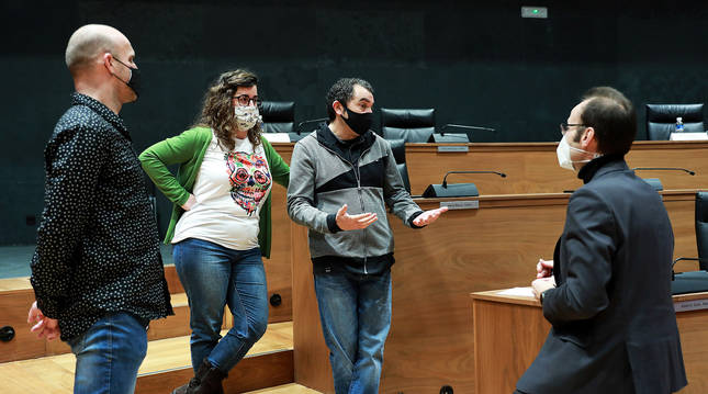 Los celadores que acudieron a la Cámara, Máximo Valencia, Elena Sancho y Jacinto Gómez, con Jorge Aguirre, del PSN.