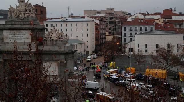 Una potente explosión derrumba un edificio en el centro de Madrid