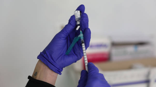 Un sanitario prepara una vacuna contra la covid.
