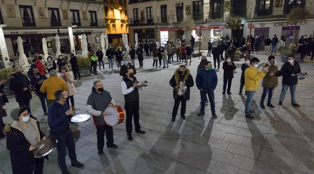 Instante de la cacerolada celebrada anoche en la plaza de los Fueros de Tudela en apoyo al sector de la hostelería.