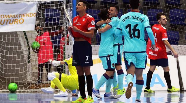 Los jugadores del Levante celebran uno de los tantos anotados contra Osasuna Magna.