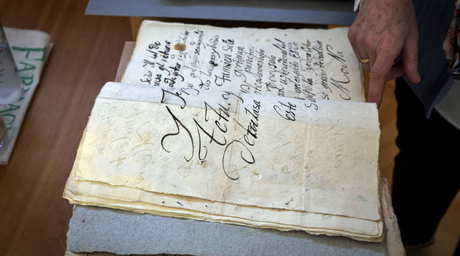 Uno de los procesos judiciales que se pueden consultar en la sala de la biblioteca del Archivo General de Navarra.