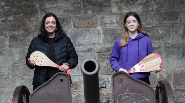 A la izquierda, Aitziber, con la pala maciza, y a la derecha, Maider, con la argentina, en un cañón situado en la Ciudadela de Pamplona.