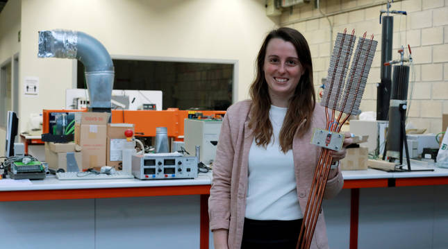 Foto de Leyre Catalán Ros, en un laboratorio de la UPNA, con un modelo de su intercambiador de calor.