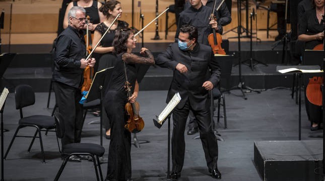 El director y la concertino de la Euskadiko Orkestra se saludan en un concierto el pasado 1 de octubre, en el Baluarte.