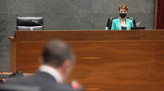 La presidenta María Chivite, escuchando ayer en el Parlamento la intervención del regionalista Javier Esparza.