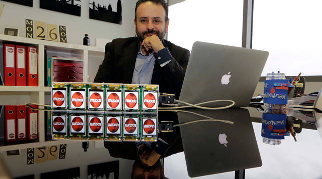Antonio Torres, fundador y director de la compañía, ante unos dispositivos Telmarkt.