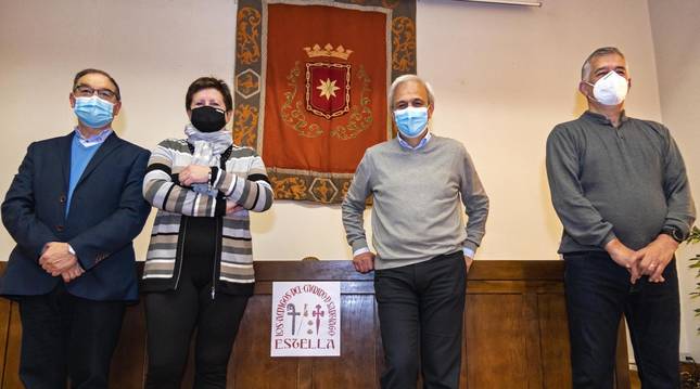 Desde la izquierda, Román Felones Morrás, Asun Jover Armañanzas, Maxi Ruiz de Larramendi Ripa y Joaquín León Santiago, parte de la junta directiva en la casa de cultura de Estella.