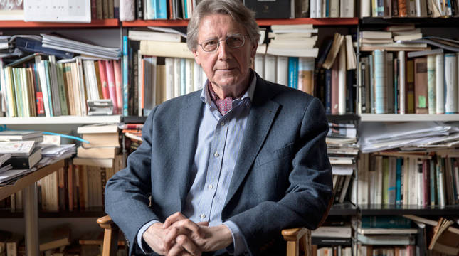 Tomás Yerro, escritor y Premio Príncipe de Viana 2019, en su biblioteca en Cizur Menor durante una entrevista en 2019.