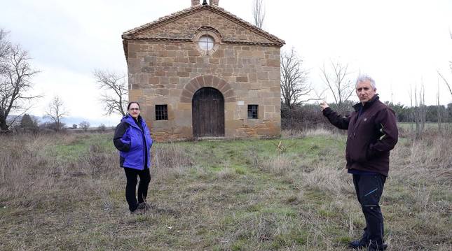 Miren Fernández Ripa y Alfonso Etxarte Sánchez, vecinos de Gabarderal (concejo de Sangüesa), ante la ermita de la Virgen del Camino.