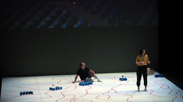 Foto de Txalo Toloza-Fernández y Laida Azkona, el viernes, sobre el escenario del Teatro Gayarre.