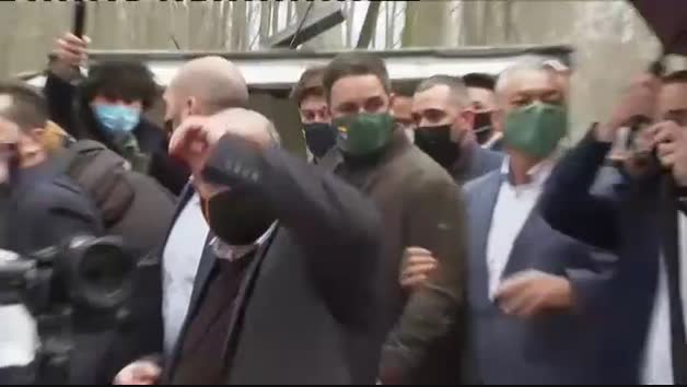 Un grupo antifascista recibe en Girona a Abascal y a Garriga