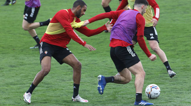 Jonás Ramalho forcejea con Jonathan Calleri en presencia de Roberto Torres durante la sesión de este jueves en Tajonar.