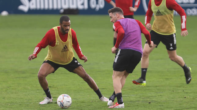 Jonás Ramalho trata de frenar a Kike Barja durante el entrenamiento en Tajonar.